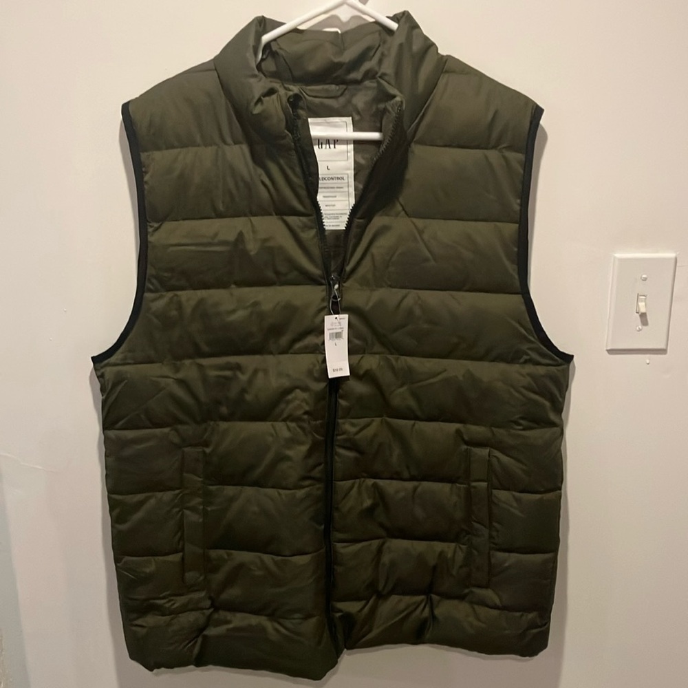 Gap women’s large green puffer vest. NWT
